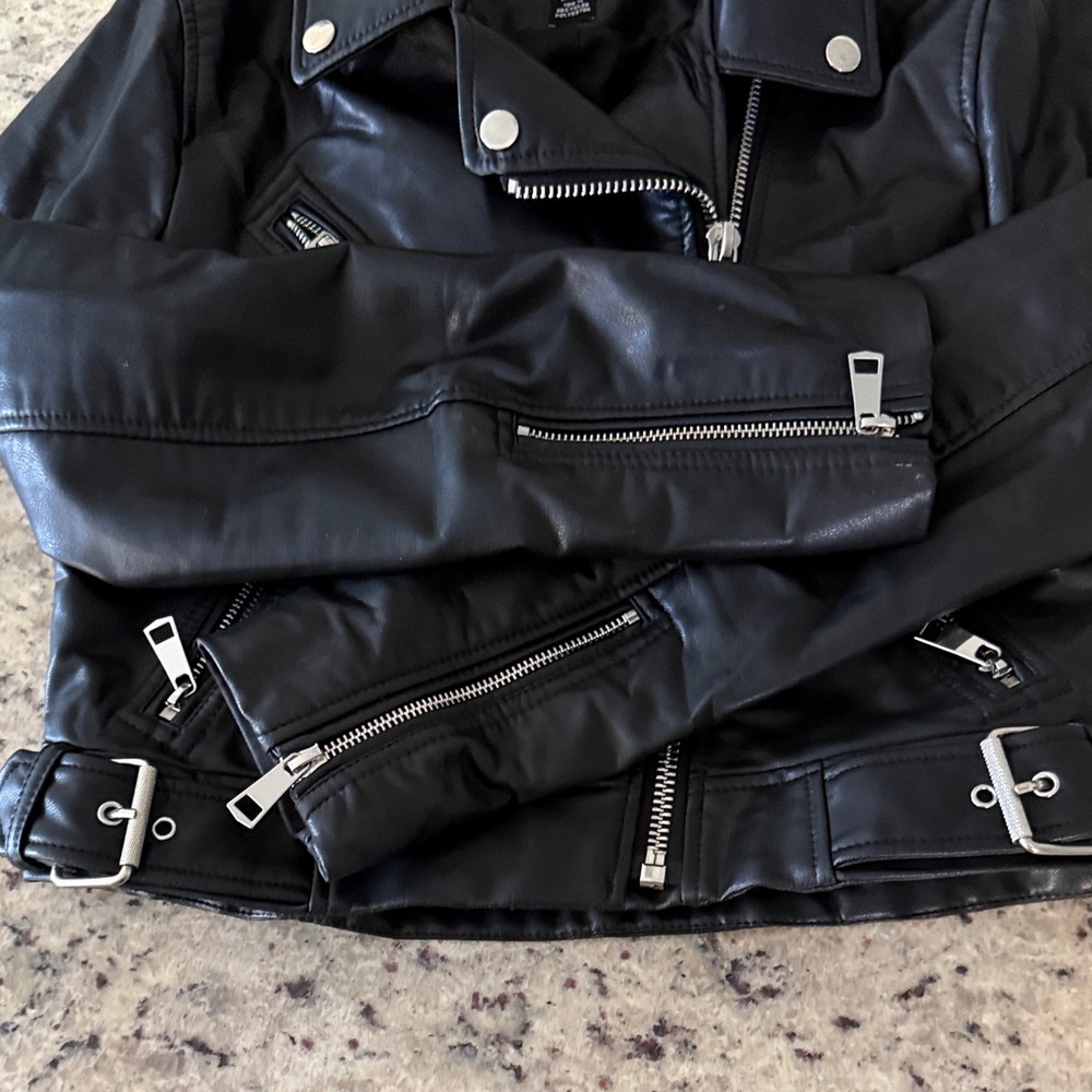 Zara Black Faux Leather Biker Jacket with Silver Hardware, cropped Mid-waist - Picture 3 of 8